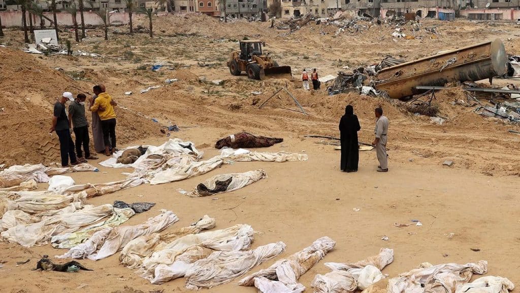 Equipos especiales de la Franja de Gaza, continúan escarbando en la nueva fosa común de Al Shifa y podrían encontrar más cadáveres.
