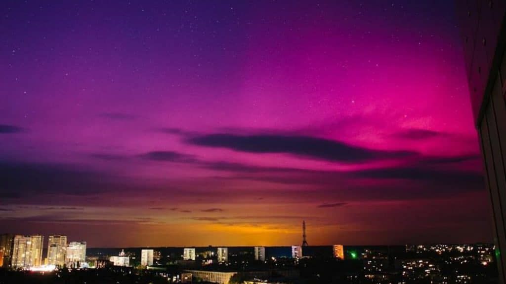 Las auroras boreales aparecen en el cielo, cuando el sol arroja partículas cargadas, durante las tormentas solares.