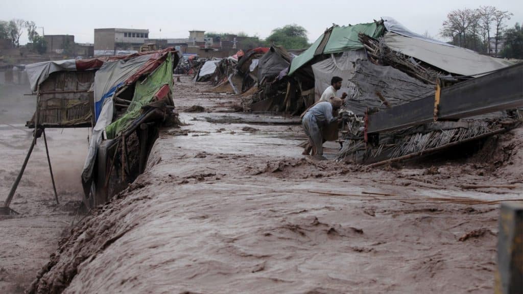 Las víctimas de las intensas inundaciones en Afganistán, fueron evacuadas para evitar más daños fatales.