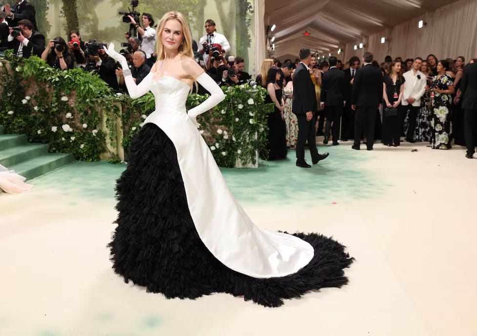 El vestido en blanco y negro presentado por Nicole Kidman es de la marca Balenciaga.