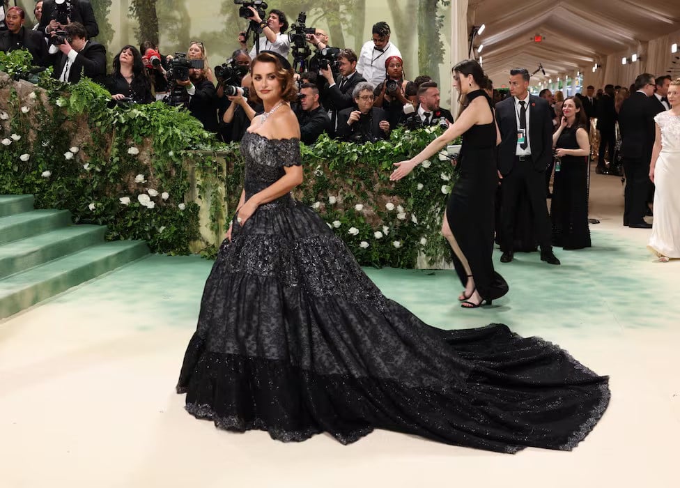 La actriz Penélope Cruz posa ante los medios vistiendo un elegante vestido negro de Chanel.