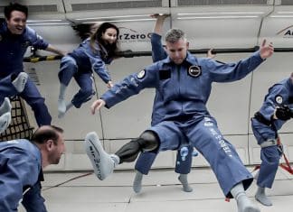 Persona con discapacidad física se prepara para viajar al espacio Durante el entrenamiento para personas con discapacidad, se simulan las condiciones en el espacio y el lanzamiento e ingreso a la Tierra.