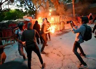 Manifestantes intentan incendiar Embajada de Israel en México Protesta frente a la Embajada de Israel en México desencadena enfrentamientos entre manifestantes y la policía.