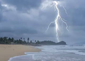 Rayo lesiona a tres niños en Puerto Rico Los niños impactados por un rayo en playa Aguadilla, Puerto Rico, se recuperan satisfactoriamente.