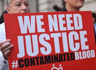 Reino Unido encubre miles de casos de sangre infectada con VIH y hepatitis durante décadas Reino Unido enfrenta el mayor escándalo médico de su historia, tras revelarse el encubrimiento de sangre infectada con VIH y hepatitis.