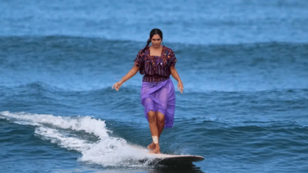La surfista Patty Ornelas causa sensación al surfear en huipil tradicional