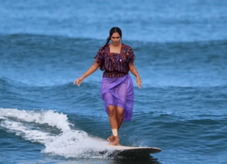 Surfista de México impresiona al dominar las olas vestida con un huipil La surfista Patty Ornelas causa sensación al surfear en huipil tradicional