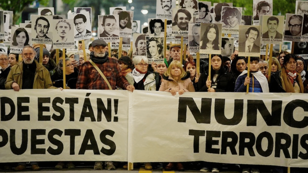 Uruguay unido en la 'Marcha del Silencio' por los desaparecidos en la dictadura cívico-militar.