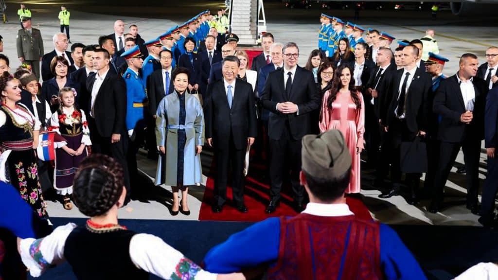 Durante su visita a Europa, el presidente de China se reunió con el mandatario de Serbia.