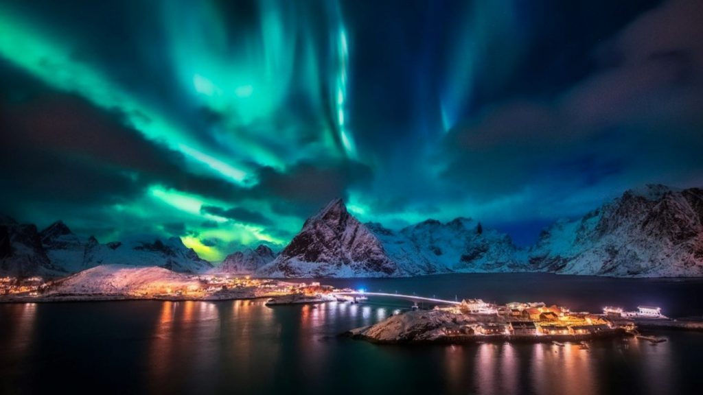 La ciencia ha explicado que las auroras boreales, se reflejan en los polos, debido a la debilidad del campo magnético de la Tierra.