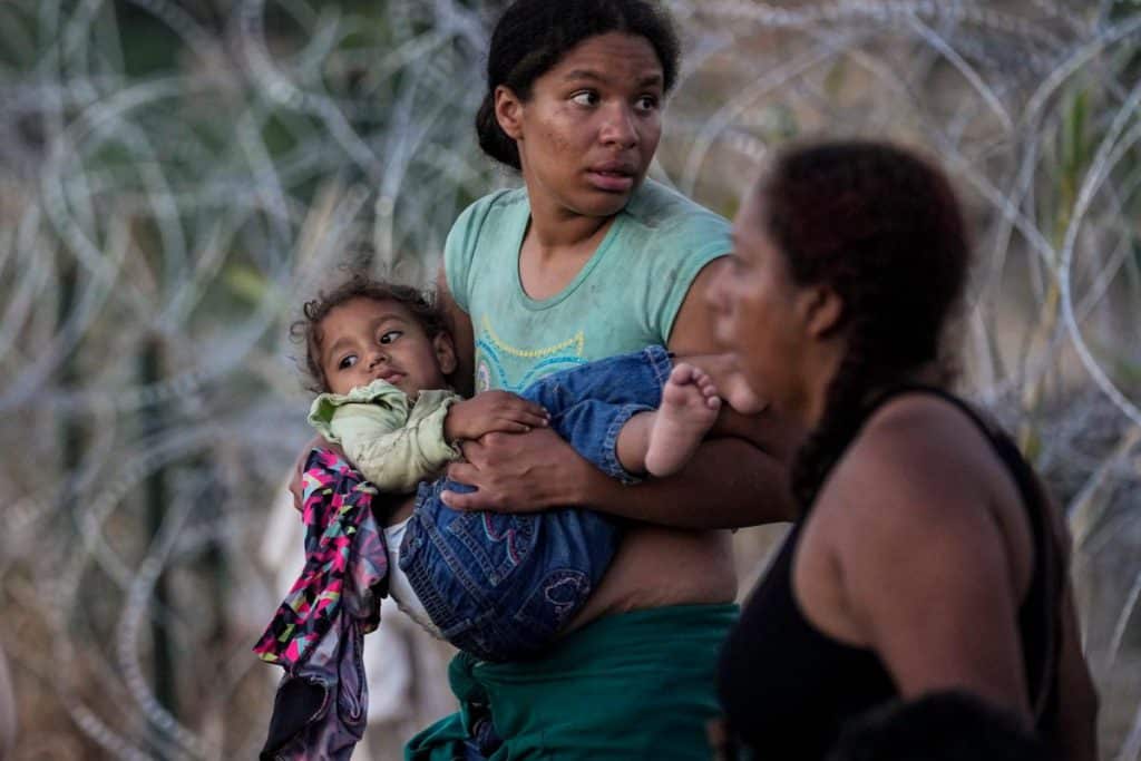Una mujer lleva en brazos a su hija después de que ella y otros migrantes cruzaran el río Bravo desde México hacia Estados Unidos, donde fueron procesados por la Oficina de Aduanas y Protección Fronteriza de EEUU, el 23 de septiembre de 2023, en Eagle Pass, Texas. La imagen ganó el Premio Pulitzer 2024 en "Fotografía de Reportaje" (Associated Press).