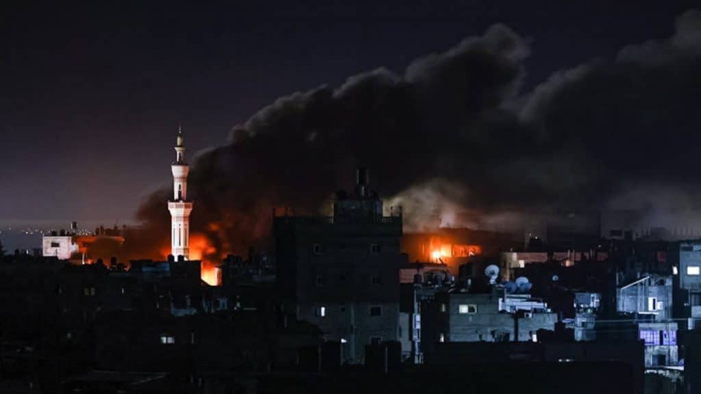 El ejército de Israel ejecuta ataques, en refugio de Rafah.