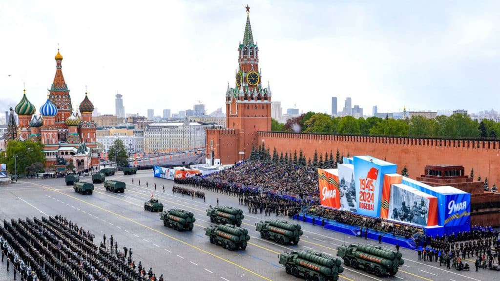 El desfile comenzó con el izamiento de la bandera nacional rusa y la histórica bandera de la Victoria.