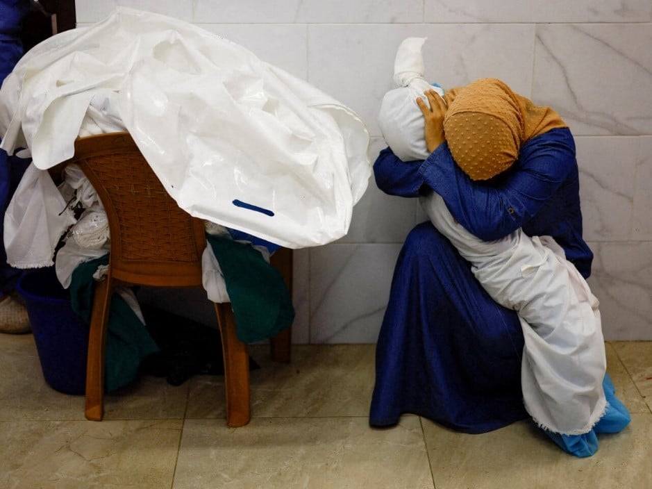 El fotógrafo de Reuters Mohammed Salem aparece en la lista de ganadores de los premios Pulitzer 2024, por su imagen de una mujer palestina sosteniendo el cadáver de su sobrina de cinco años en la Franja de Gaza. La instantánea ganó la categoría de "Fotografía de Noticias de Última Hora".