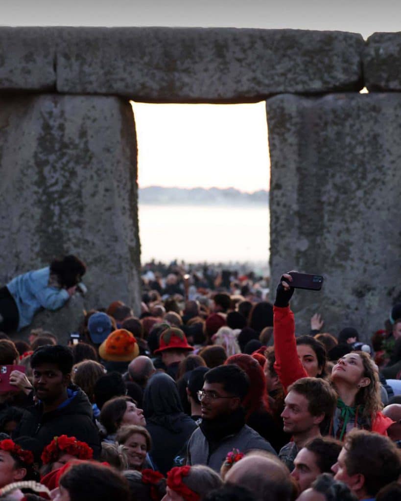 Personas de diferentes partes del mundo, observaron la puesta del Sol en el monumento de Stonehenge. Foto: BBC