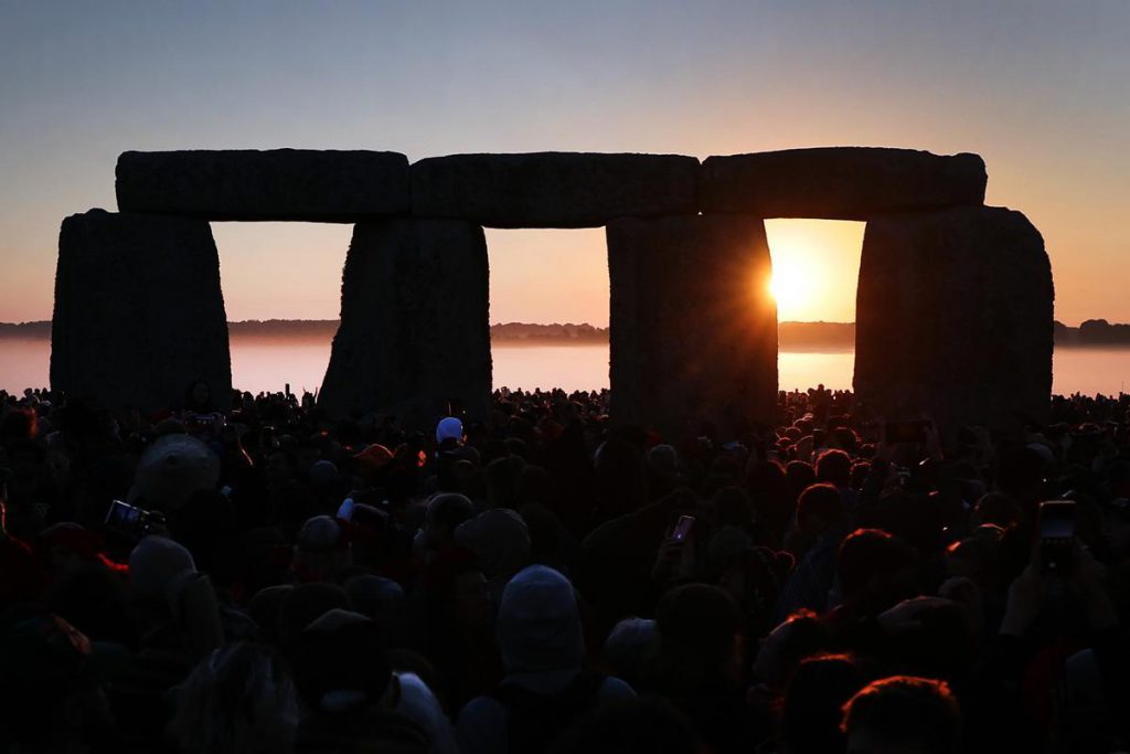 Celebraciones del solsticio de verano en Stonehenge. Foto: Andy Rain/ EFE