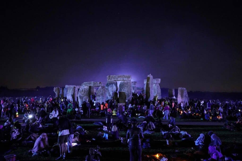 Miles de personas acamparon en el antiguo monumento de Stonehenge, para presenciar el evento astronómico. Foto: Williams Edwards/ AFP