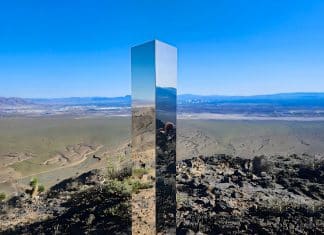 Aparece un nuevo monolito en Las Vegas, EEUU La policía local de Las Vegas, Estados Unidos, encontró el monolito una zona desértica.