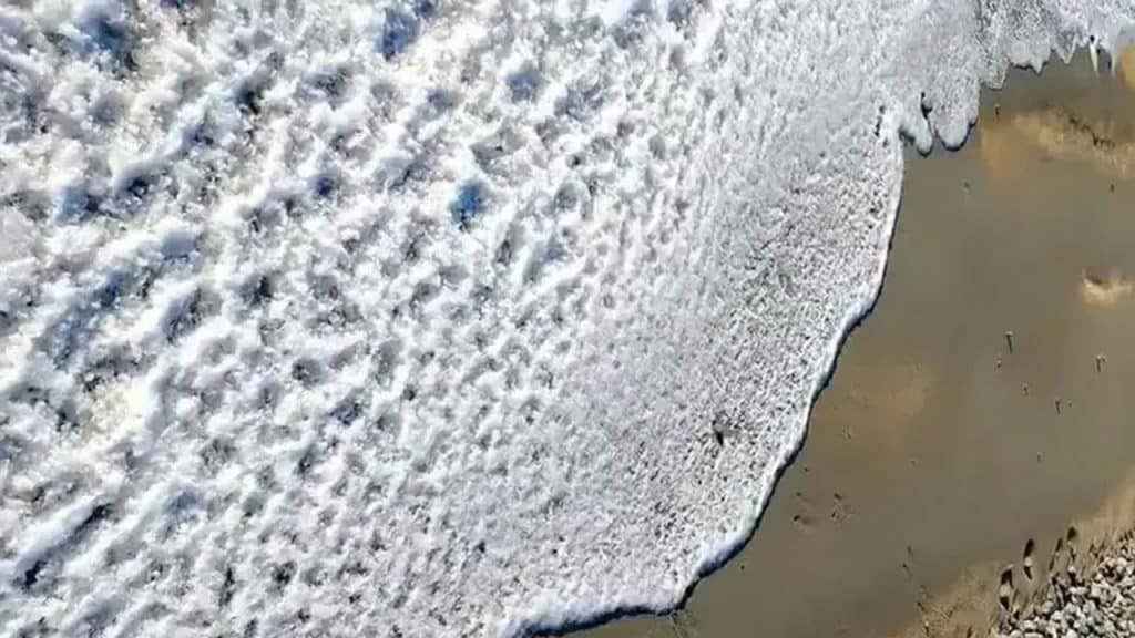 Bajas temperaturas congelaron las olas del mar en la provincia de Tierra de fuego, en la Patagonia, Argentina