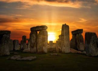 Así reciben el solsticio de verano en Stonehenge El solsticio de verano tiene un significado místico: más de 10 mil personas se reunieron en Stonehenge.