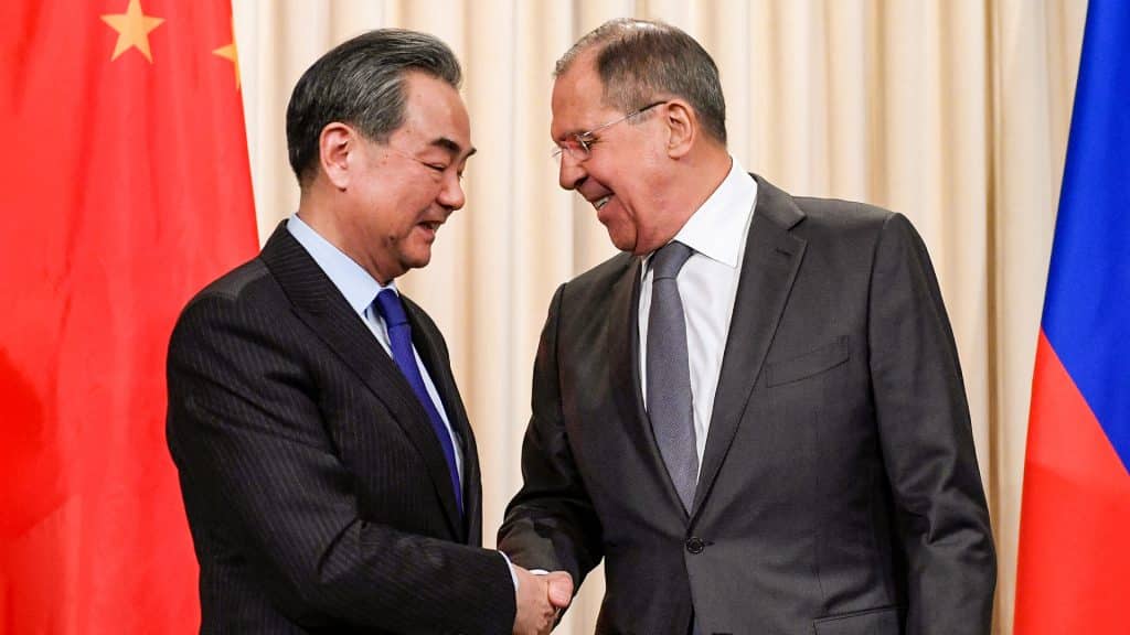 Rusia y China promueven relaciones bilaterales estables durante la cumbre de cancilleres de los BRICS, sin afectar a terceros.