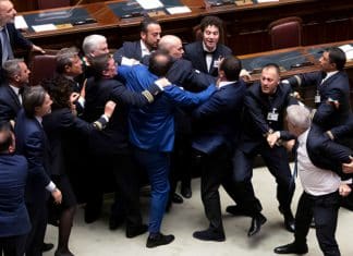 Diputado italiano queda en silla de ruedas tras una pelea en el congreso Evacuación de congresista italiano tras violenta pelea en la Cámara de Diputados.