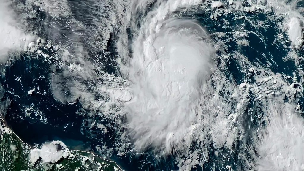Huracán Beryl se fortalece a categoría 4 y amenaza el Caribe.