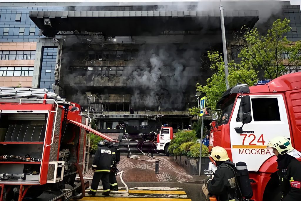 Incendio en Moscú, personas quedan atrapadas en instituto de electrónica en llamas.
