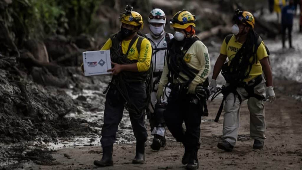 19 víctimas fatales y damnificados por inundaciones en El Salvador.