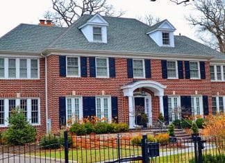 La memorable casa de la película «Mi pobre angelito» está en venta por más de 5 millones de dólares Famosa casa de "Mi pobre angelito" a la venta por $5.25 millones