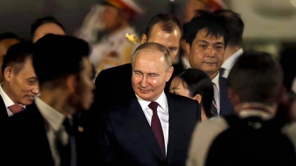 Putin llega a Vietnam para estrechar lazos de cooperación estratégica.