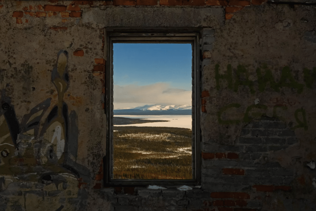 Fotografía: Ventana de tiempo, autor: Alexandra Novítskaya, originaria de Rusia. Las montañas de Khibiny, visto a través de las ruinas de ladrillo del monte Poazuaivench.