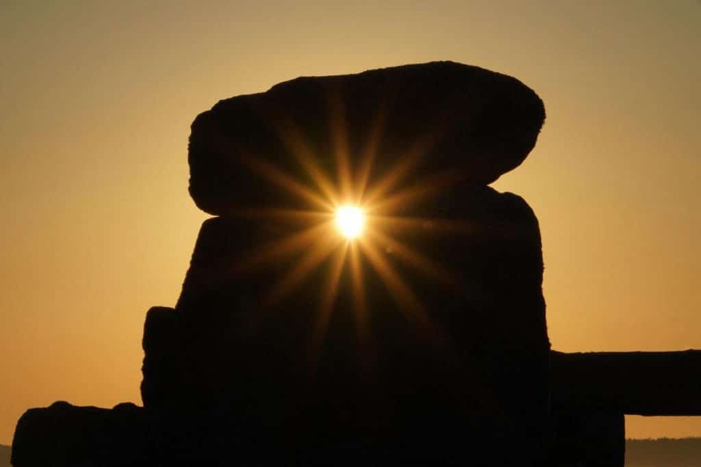 El Sol visto desde el monumento de Stonehenge, durante el solsticio de verano. Foto: William Edwards/ AFP