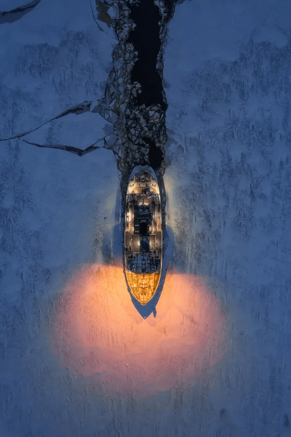 Fotografía: El rompehielos Kapitan Kosolapov, autor: Ruslán Kondratenko, originario de Rusia. El rompehielos Kapitan Kosolapov visto desde el Golfo de Finlandia.
