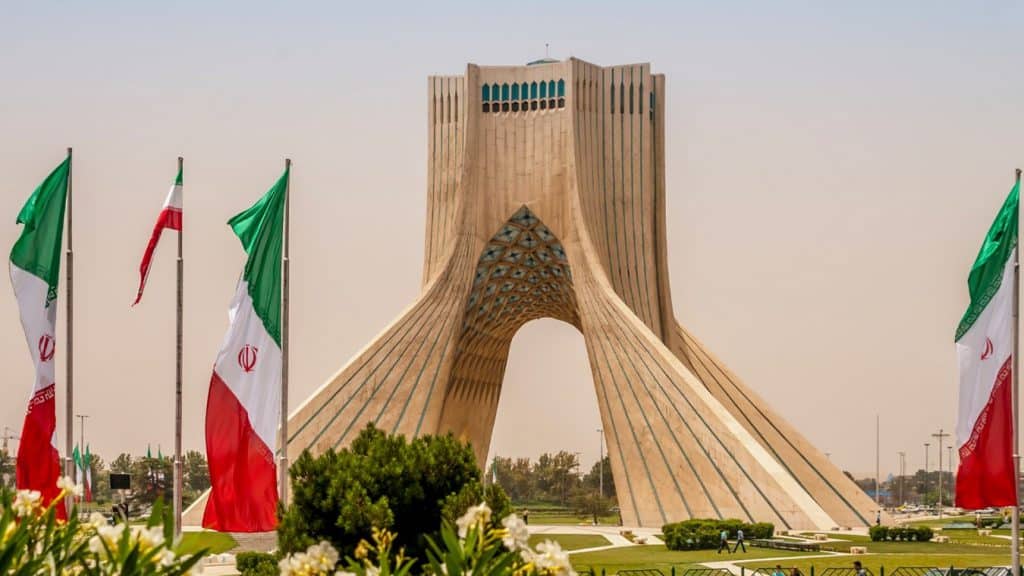Irán implementa proyecto piloto para el uso del rial digital extraterritorial, en vez del dólar