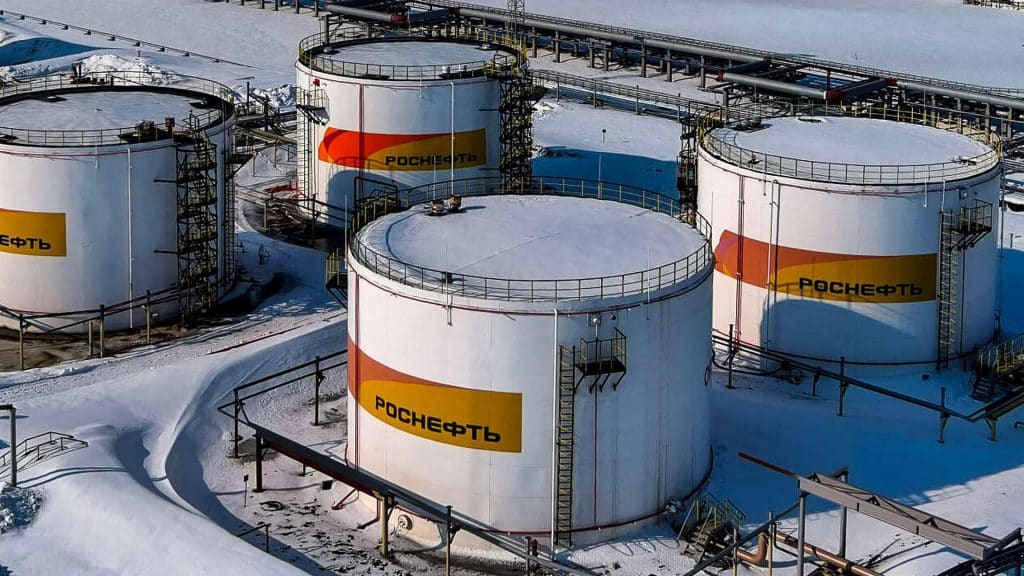 Director de Rosneft aborda desafíos energéticos en el Foro Económico de San Petersburgo.