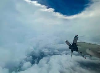 Así sobrevolaron dos cazatormentas en el ojo del huracán Beryl Cazatormentas revelan calma en el ojo del huracán Beryl.