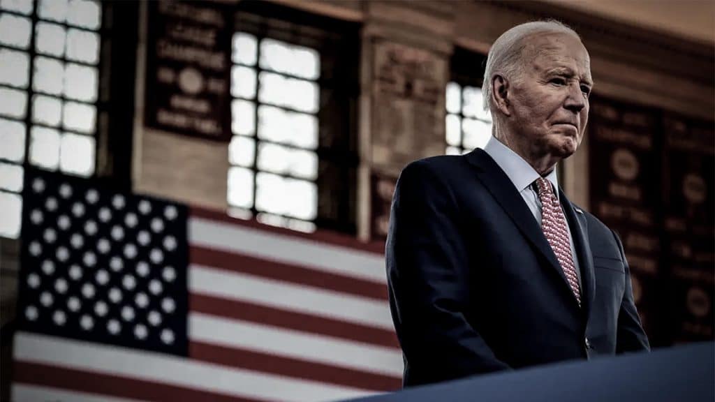 Biden se retira de la carrera presidencial tras críticas sobre su actuación en el debate con Donald Trump.