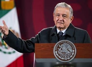 Cerrar la frontera entre EEUU y México sería equivalente a una rebelión, advierte AMLO Presidente mexicano alerta sobre una rebelión si se cierran la frontera con Estados Unidos.