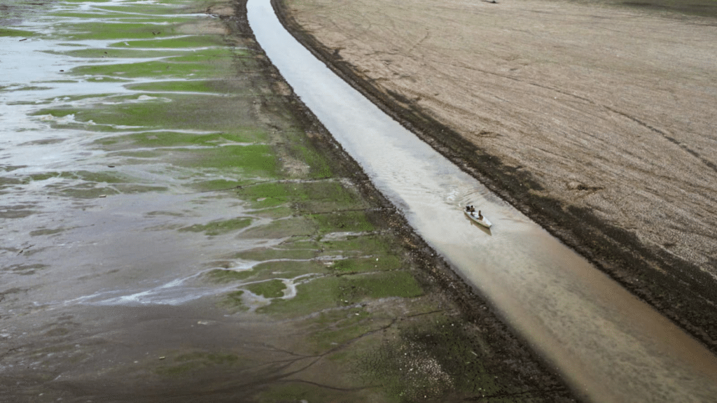 La sequía propicia el aislamiento de las poblaciones asentadas en los territorios de la Amazonía brasileña.