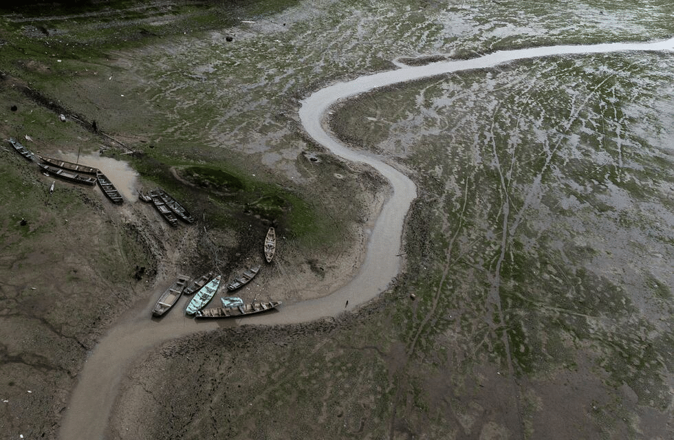 Octubre de 2022, Manaos, capital regional y mayor metrópoli de la Amazonia, el nivel del agua llegó en el puerto fluvial a 16,6 metros de profundidad, la cota más baja desde la sequía de 2010. RAPHAEL ALVES (EFE)