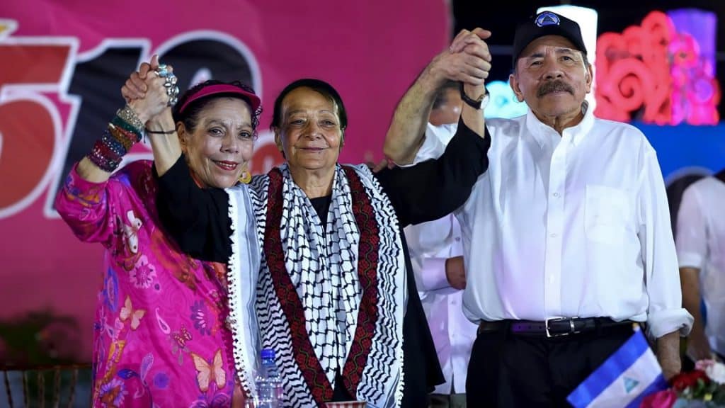 El presidente y la vicepresidenta de Nicaragua junto a la heroína de Palestina, Leila Khaled.