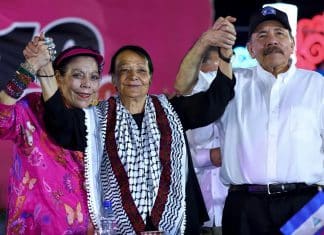 Daniel Ortega: «Palestina tiene derecho a ser un estado» El presidente y la vicepresidenta de Nicaragua junto a la heroína de Palestina, Leila Khaled.