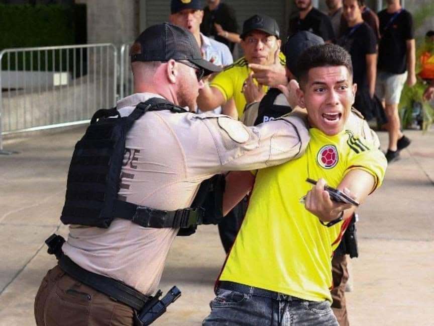 Los agentes del orden público recurrieron al uso de fuerza , para dispersar a los hinchas.