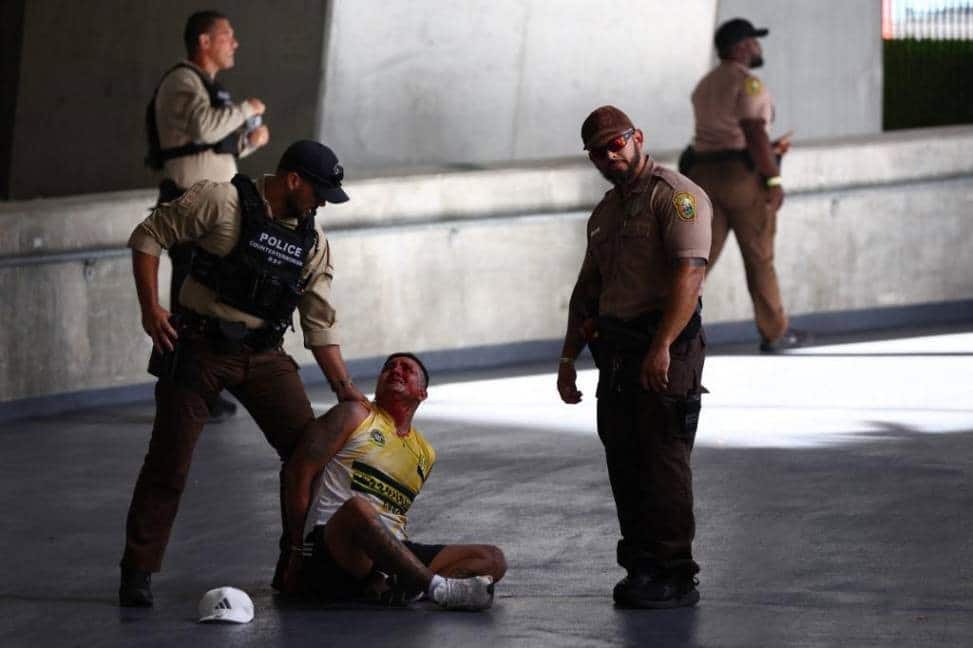 Agente policial arrestando a fanático, durante el incidente previo a la final de la Copa América 2024.