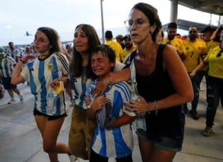 Decenas de heridos en la final de la Copa América 2024 Policía de Miami, se enfrentó con los hinchas que pretendían ingresar sin pagar por presenciar el partido.