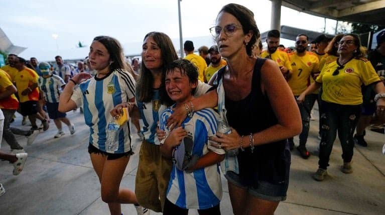 Policía de Miami, se enfrentó con los hinchas que pretendían ingresar sin pagar por presenciar el partido.