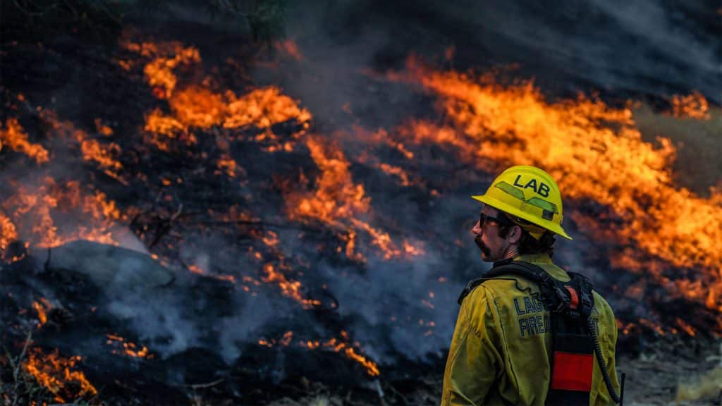 Incendio en California se extiende a cuatro condados y obliga evacuaciones.