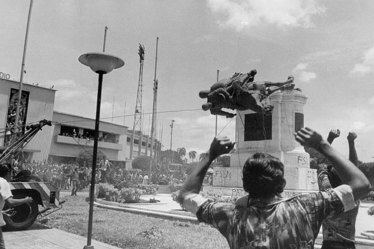 La icónica imagen de la caída del monumento de Somoza García, el pueblo de Nicaragua celebró con euforia, un nuevo hito en su historia.