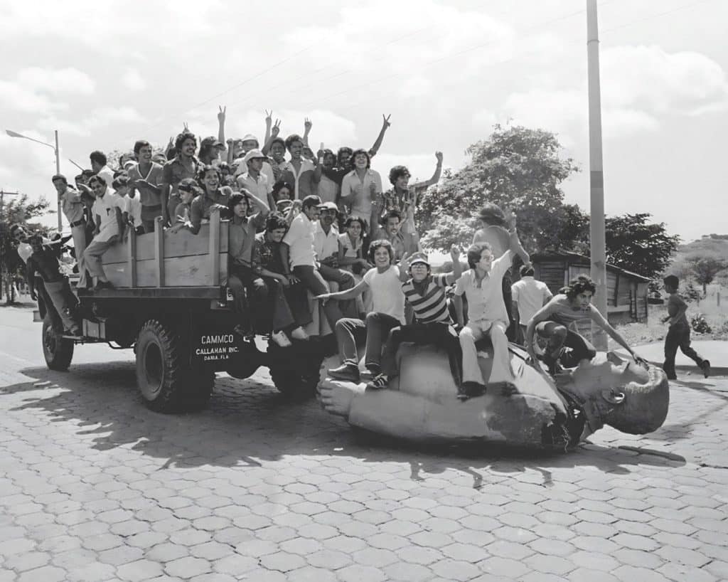 Entre cantos y consignas, Nicaragua celebró la caída del dictador, arrastrando un monumento de uno de los Somoza por las calles.